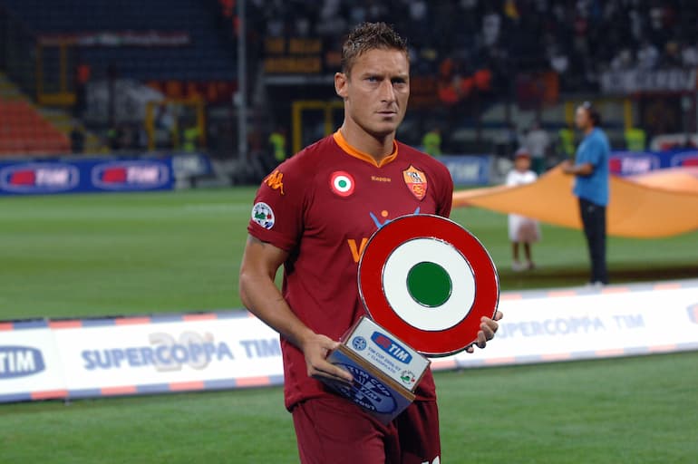 Totti alza il trofeo della Coppa Italia 2006/2007