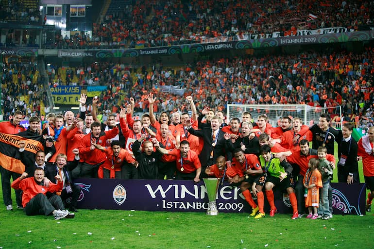 I calciatori dello Shakhtar Donetsk festeggiano la vittoria della Coppa Uefa