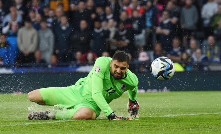 Una bellissima foto in Scozia del portiere della Georgia e del Valencia