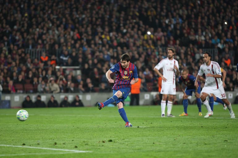 Messi realizza il rigore contro il Milan e firma uno dei suoi 73 gol in stagione